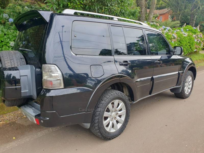 MITSUBISHI - PAJERO FULL - 2010/2011 - Preta - R$ 117.000,00