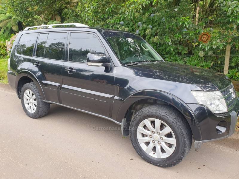 MITSUBISHI - PAJERO FULL - 2010/2011 - Preta - R$ 117.000,00