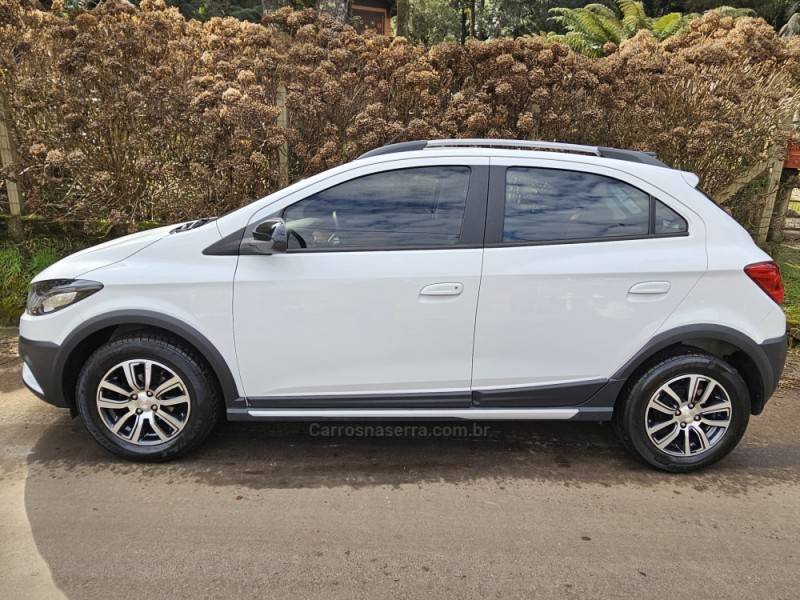 CHEVROLET - ONIX - 2017/2018 - Branca - R$ 63.000,00