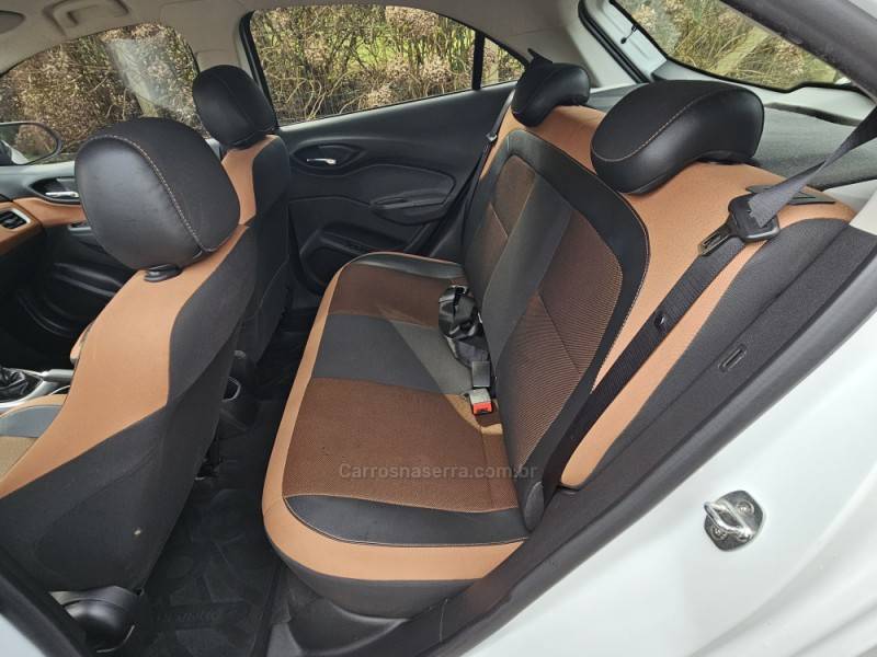 CHEVROLET - ONIX - 2017/2018 - Branca - R$ 63.000,00