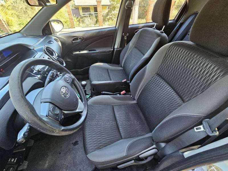 TOYOTA - ETIOS - 2017/2018 - Branca - R$ 59.900,00