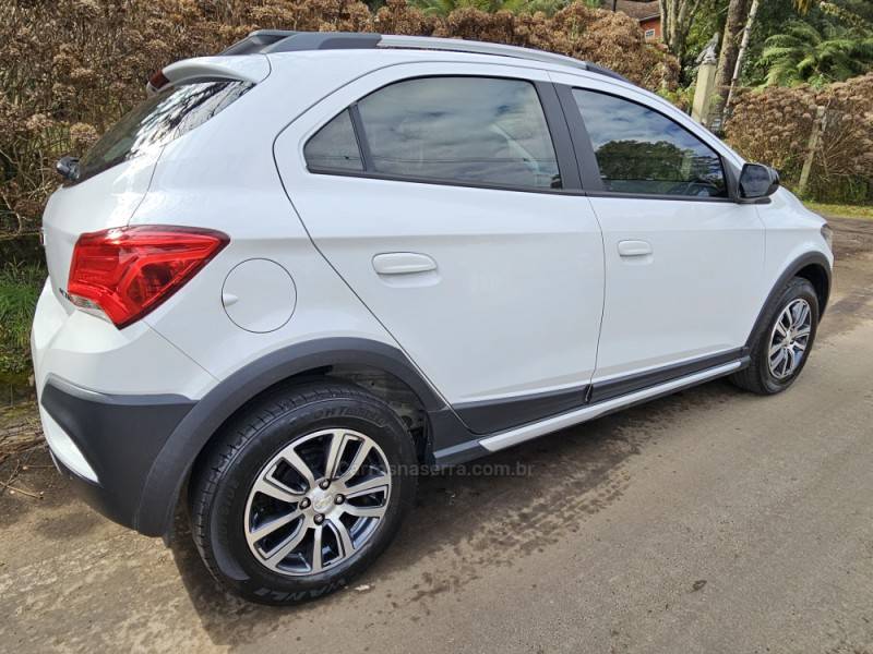 CHEVROLET - ONIX - 2017/2018 - Branca - R$ 63.000,00