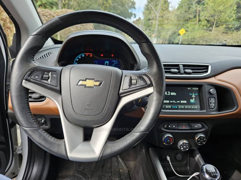 CHEVROLET - ONIX - 2017/2018 - Branca - R$ 63.000,00