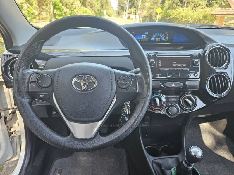 TOYOTA - ETIOS - 2017/2018 - Branca - R$ 59.900,00