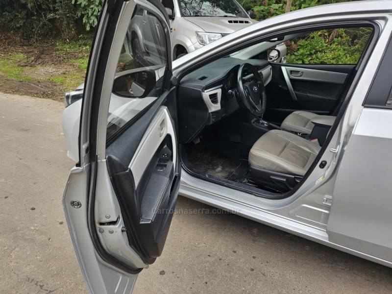 TOYOTA - COROLLA - 2016/2017 - Prata - R$ 92.000,00