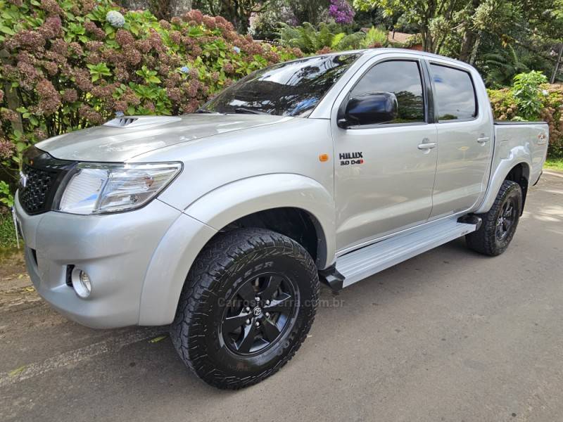 TOYOTA - HILUX - 2014/2015 - Prata - R$ 120.000,00