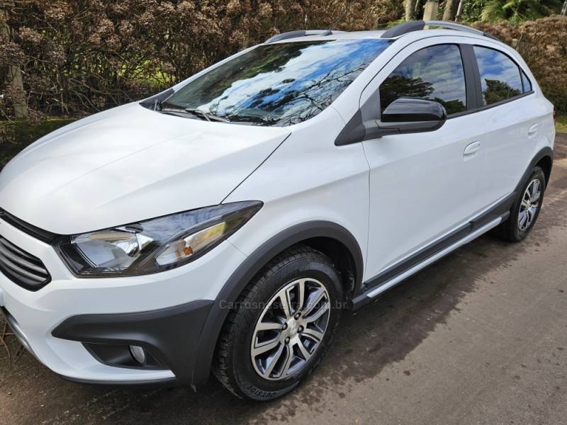 CHEVROLET - ONIX - 2017/2018 - Branca - R$ 63.000,00