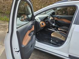 CHEVROLET - ONIX - 2017/2018 - Branca - R$ 63.000,00