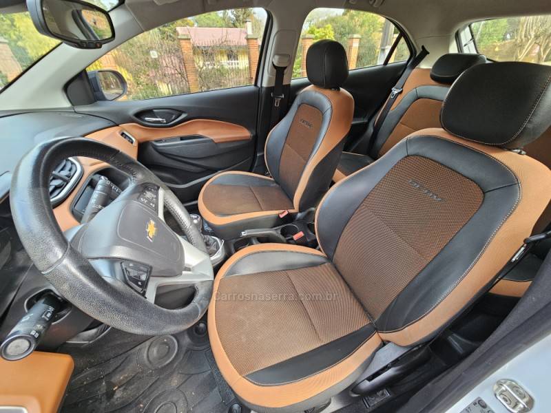 CHEVROLET - ONIX - 2017/2018 - Branca - R$ 63.000,00