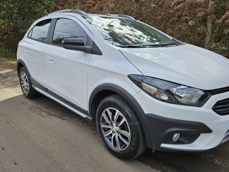 CHEVROLET - ONIX - 2017/2018 - Branca - R$ 63.000,00