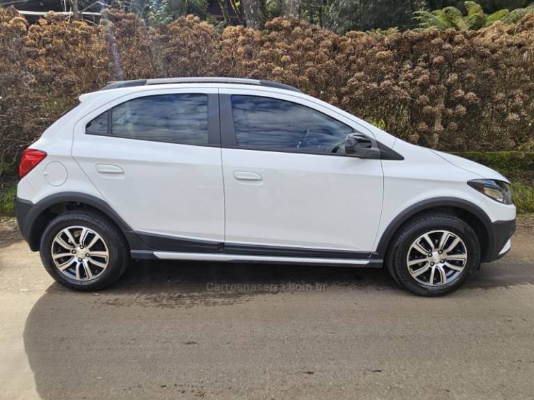 CHEVROLET - ONIX - 2017/2018 - Branca - R$ 63.000,00